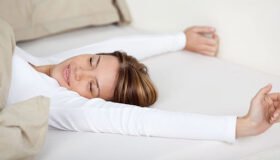 có nên nằm gối khi ngủ2